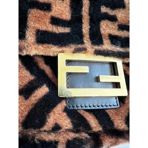 Fendi FF shearling baguette with FF velvet strap - Picture 6 of 11